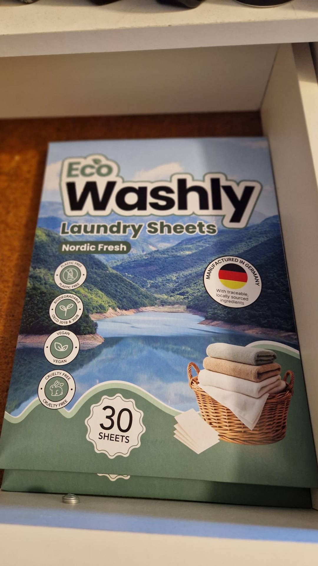 EcoWashly Nordic Fresh verpakking in lade – compact, biologisch afbreekbaar en 100% plasticvrij alternatief voor vloeibaar wasmiddel.