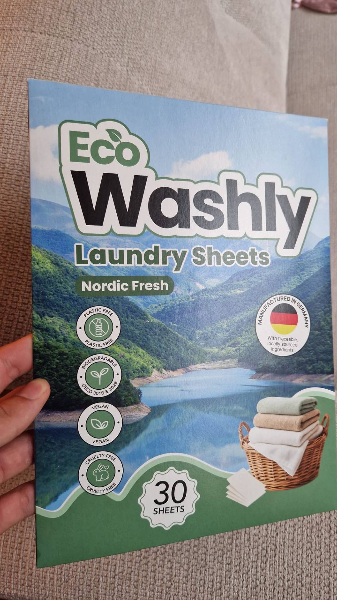 Duurzaam alternatief voor vloeibaar wasmiddel – EcoWashly wasstrips Nordic Fresh in recyclebare verpakking.