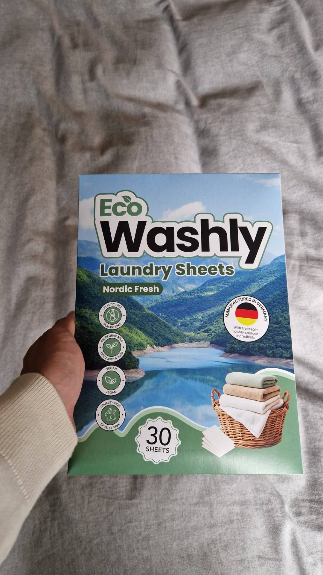 EcoWashly verpakking in doos geleverd – plasticvrije wasstrips met Nordic Fresh geur, milieuvriendelijk geproduceerd in Duitsland.